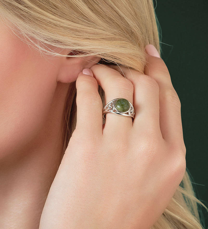 model wearing connemara marble celtic knot ring s2832 from solvar