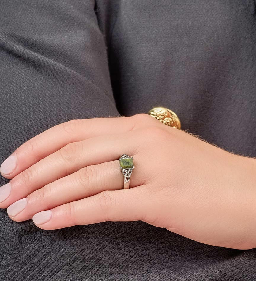model wearing connemara marble celtic ring s21118 from solvar