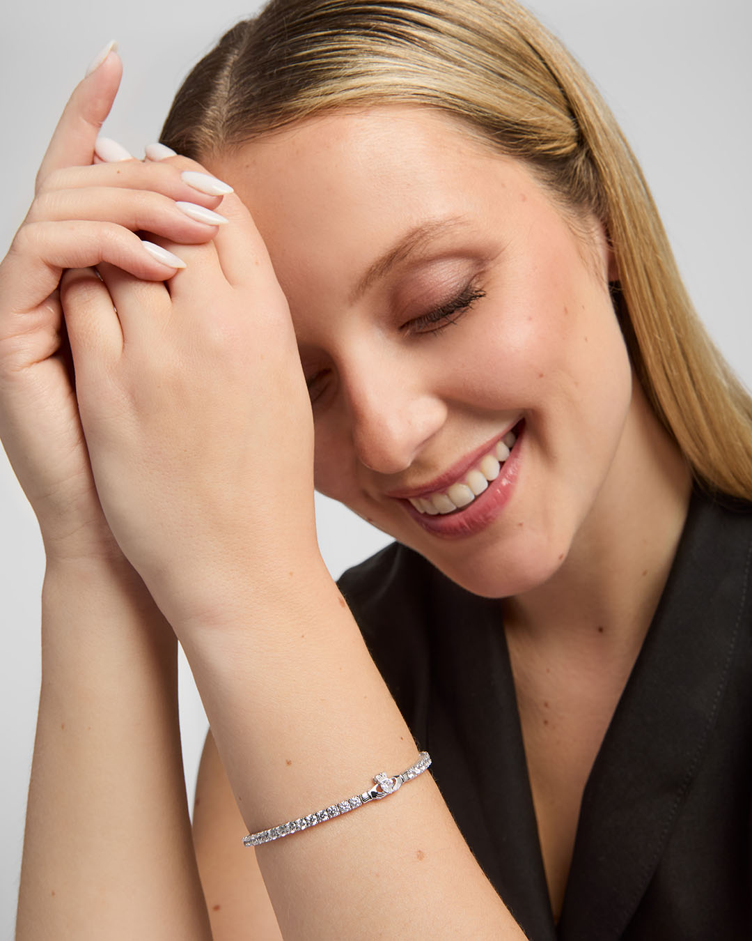 lifestyle image of Solvar Claddagh tennis bracelet on a female model
