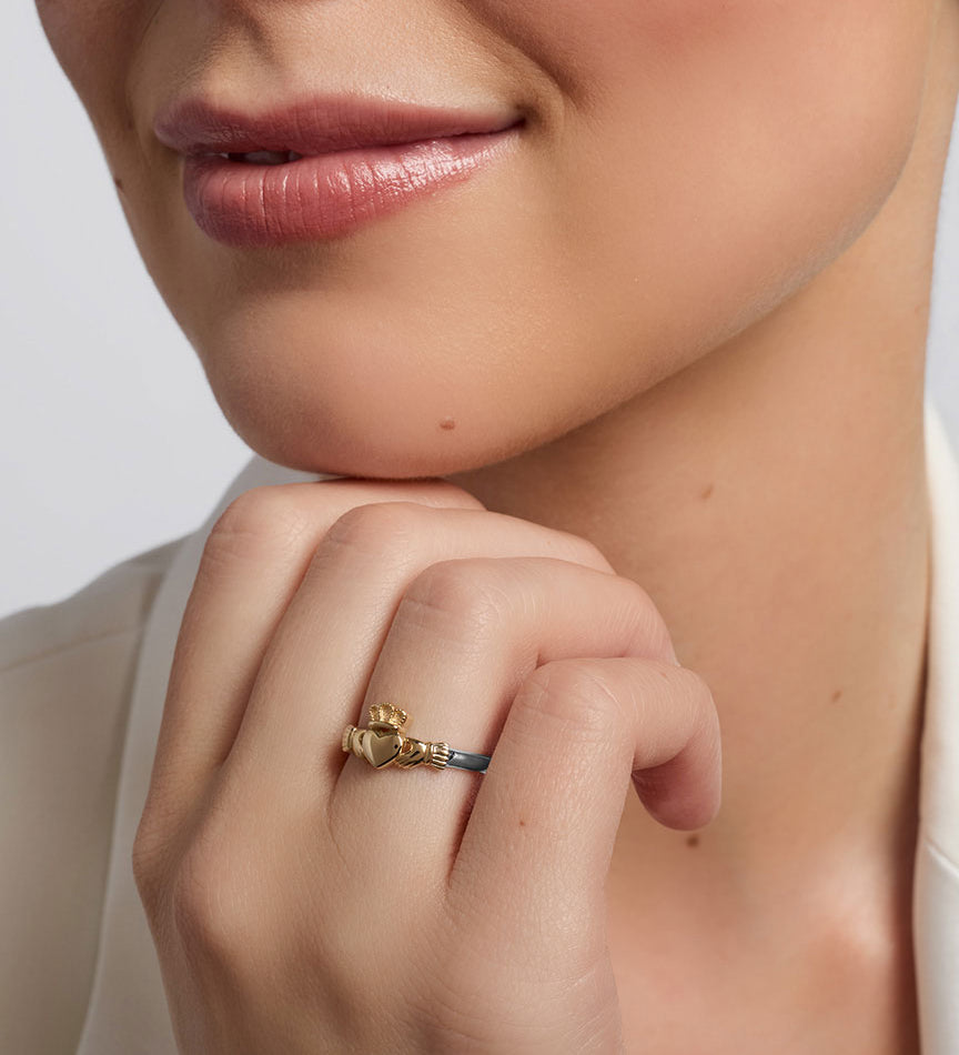 Solvar Gold And Silver Claddagh Ring S21131 on a model