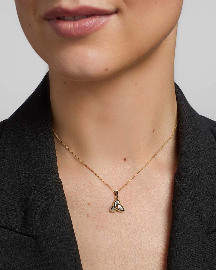 a model wearing emerald trinity knot pendant s4715
