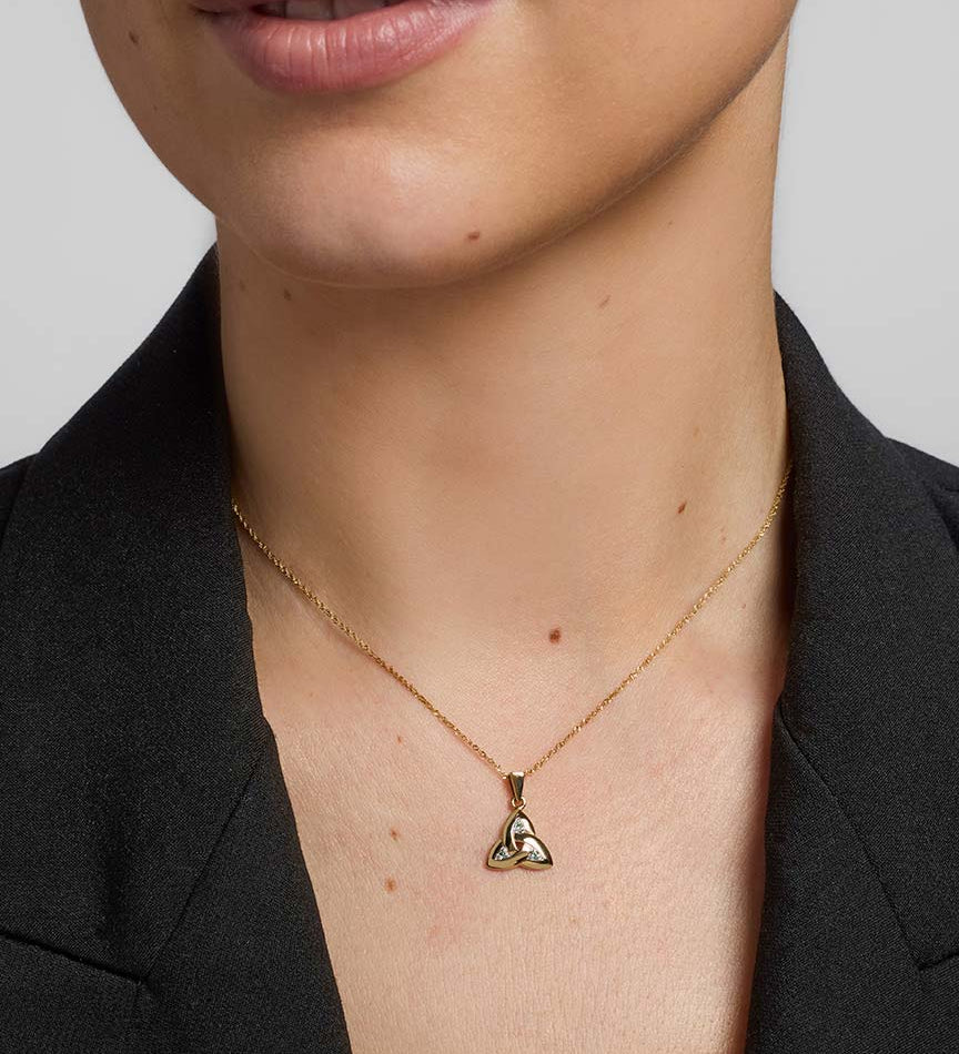 a model wearing emerald trinity knot pendant s4715