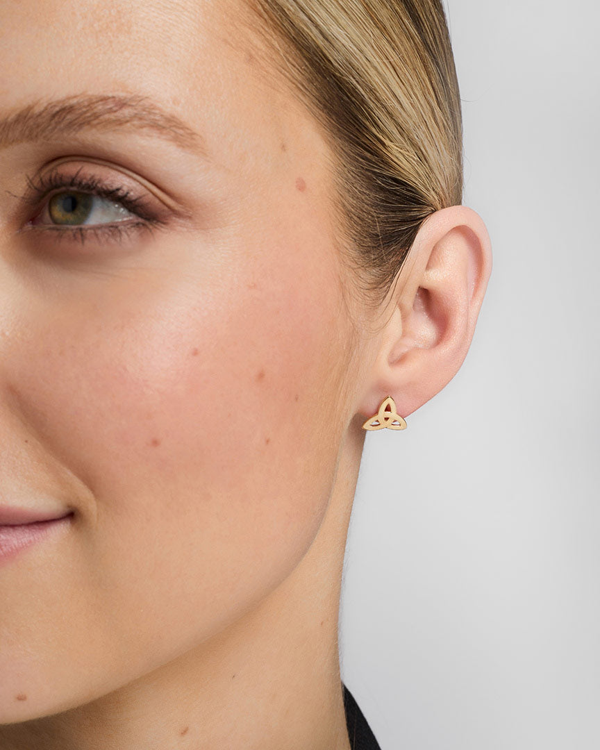 a model wearing trinity knot stud earrings s3733