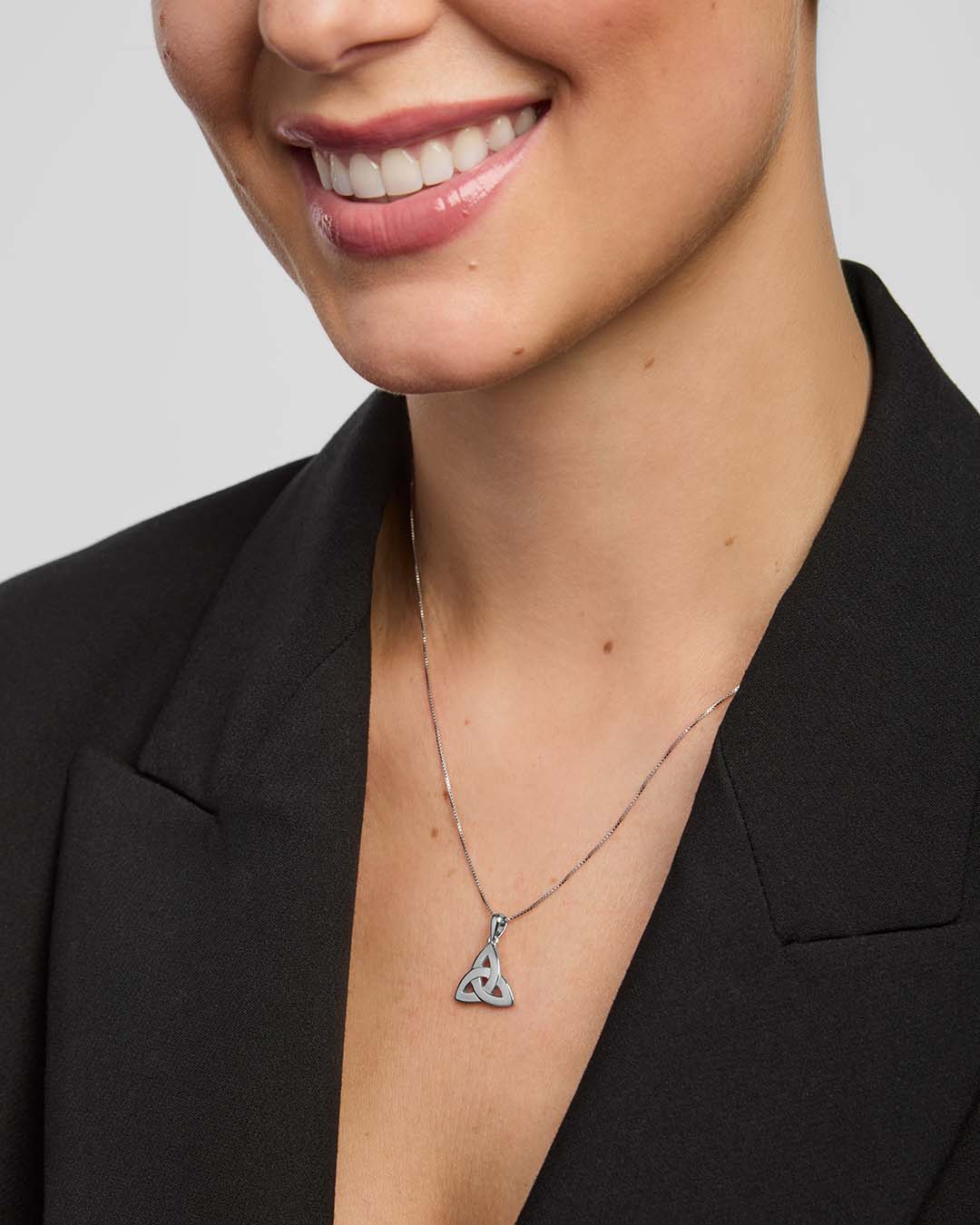 model wearing Solvar Trinity Knot pendant in silver