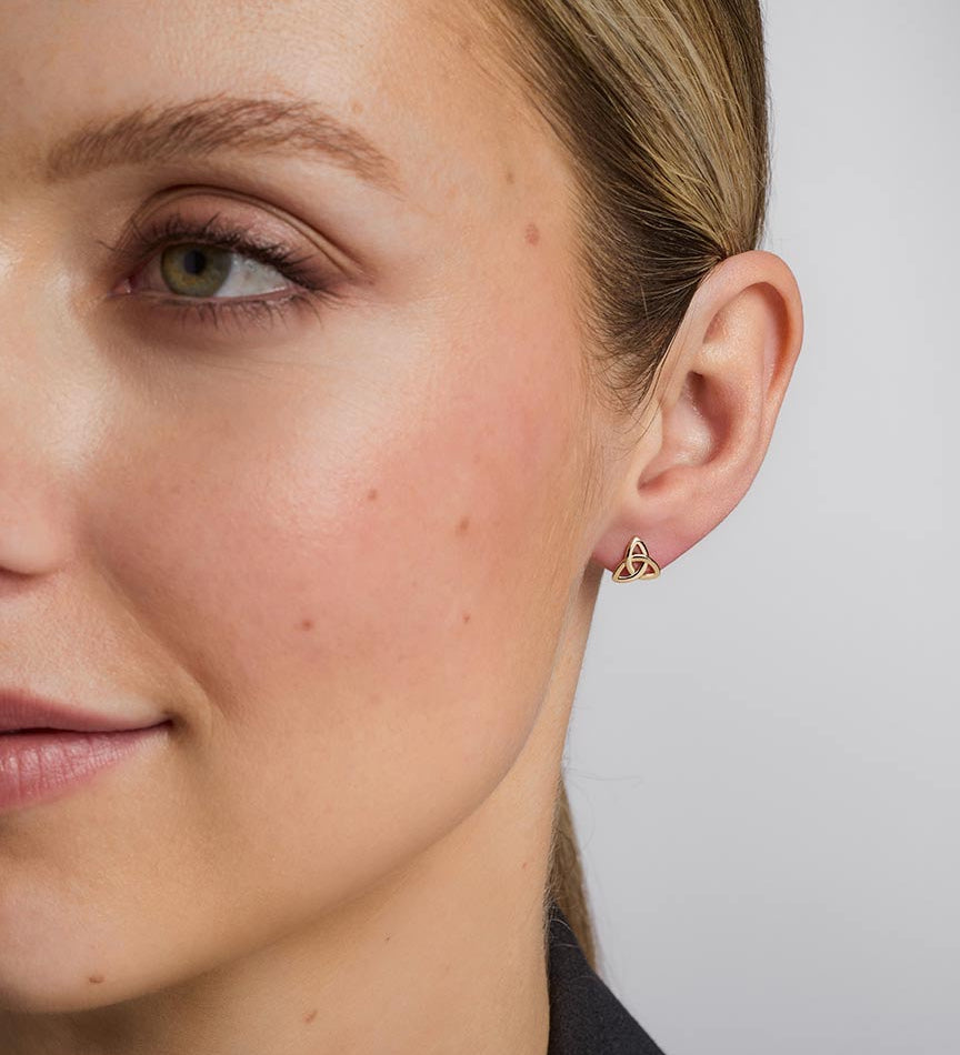 Small Trinity Knot Stud Earrings S34151 on a model 1