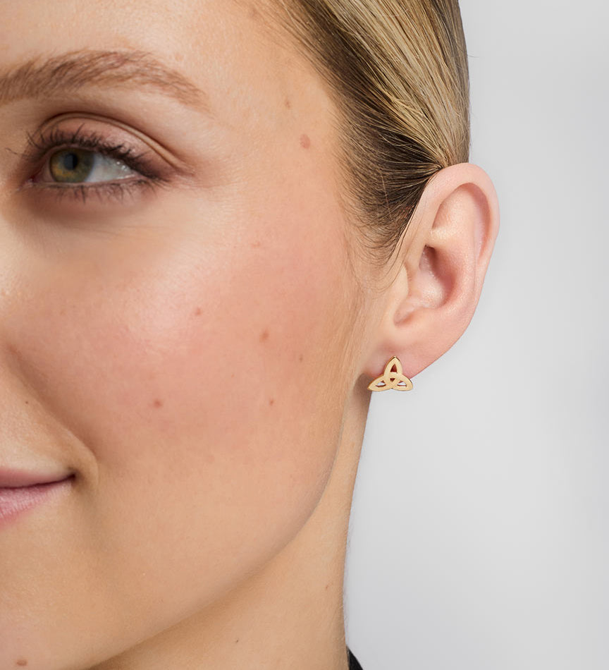 a model wearing  trinity knot stud earrings s3774